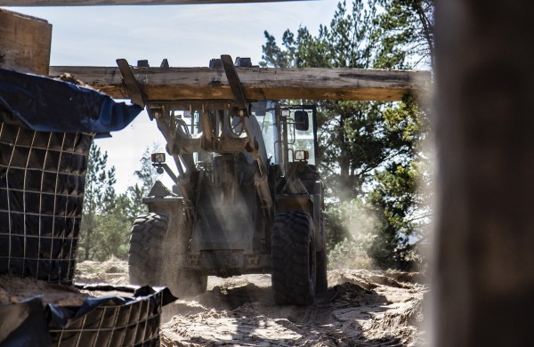 Treniruodamiesi vykdyti užduotis karo inžinieriai padeda išlaikyti bei gerinti ir Lietuvos kariuomenės infrastruktūrą