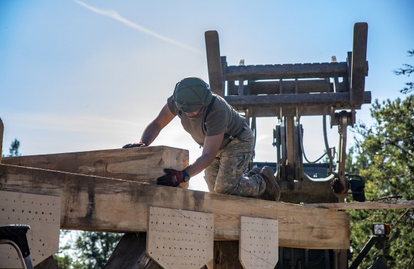 Treniruodamiesi vykdyti užduotis karo inžinieriai padeda išlaikyti bei gerinti ir Lietuvos kariuomenės infrastruktūrą