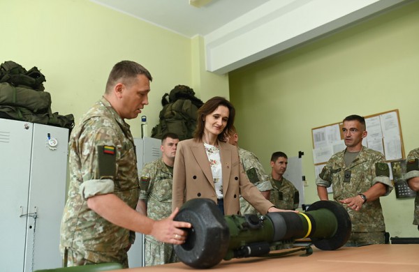 Seimo Pirmininkė: „Gerindami tarnybos ir gyvenimo sąlygas stipriname savo kariuomenę“