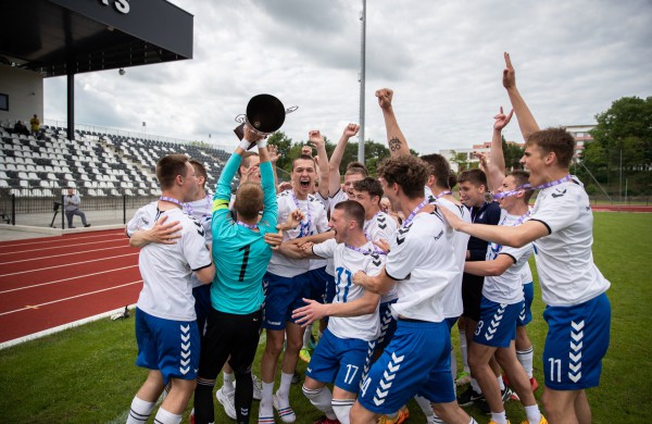 „FK Jonava“ jaunimas šeštadienį iškėlė Lietuvos U-19 čempionato nugalėtojų taurę