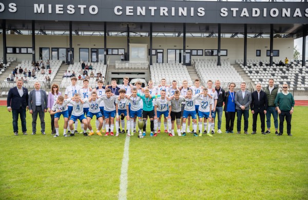 „FK Jonava“ jaunimas šeštadienį iškėlė Lietuvos U-19 čempionato nugalėtojų taurę