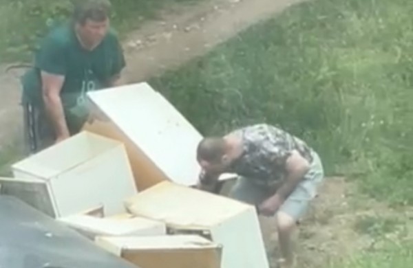 Rizika paploninti piniginę - nė motais: palikti atliekas šalia konteinerio nepabijojo net vidury dienos