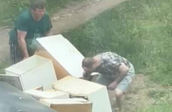 Rizika paploninti piniginę - nė motais: palikti atliekas šalia konteinerio nepabijojo net vidury dienos