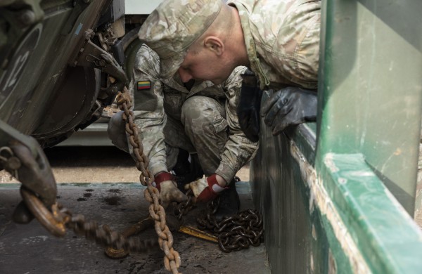 Lietuvos šarvuočiai M113 perduoti Ukrainai