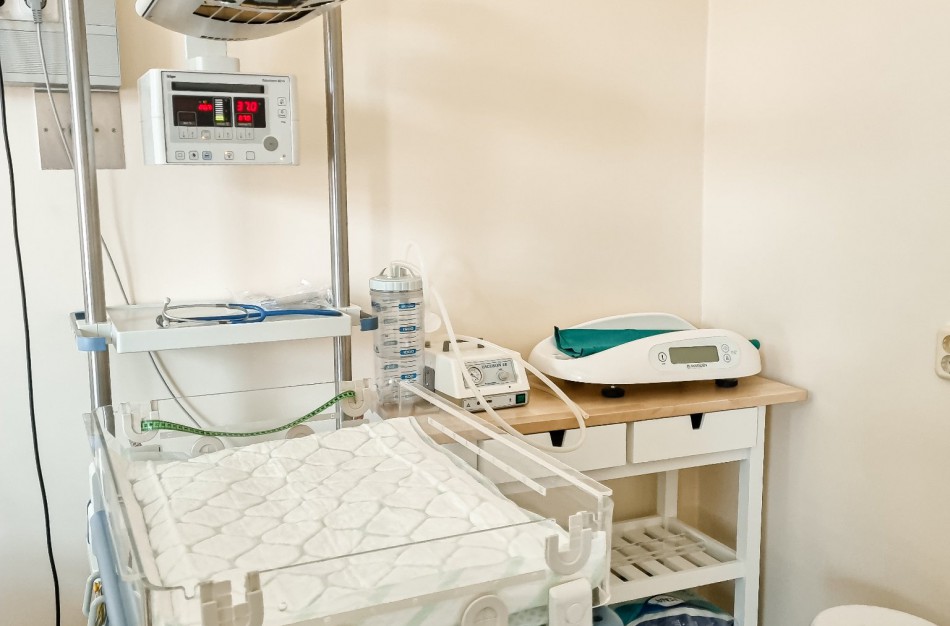 Jonavos ligoninė dėkoja Kretingos ligoninei už reanimacinį naujagimių šildymo staliuką