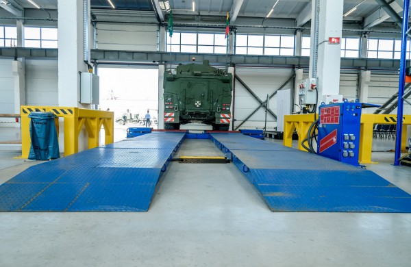 Jonavoje atidarytas karinės technikos aptarnavimo centras