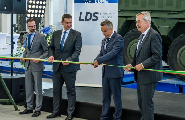 Jonavoje atidarytas karinės technikos aptarnavimo centras