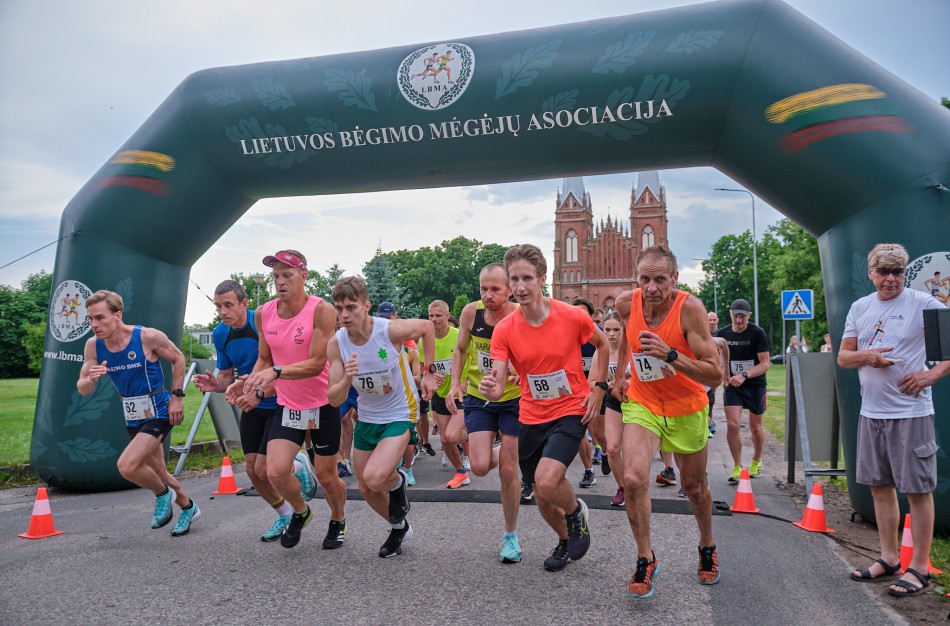 Jonavos bėgimo taurės 2022 II-as etapas bėgikus sukvietė į Žeimių miestelį