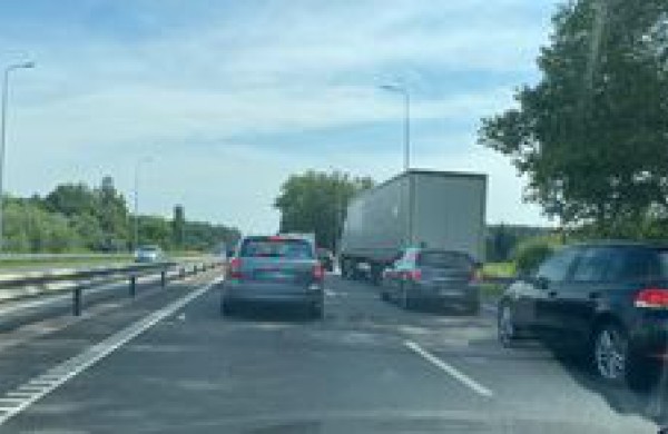 Karmėlavoje po sunkvežimiu palindo kitas sunkvežimis, spūstis susidarė ir Jonavoje
