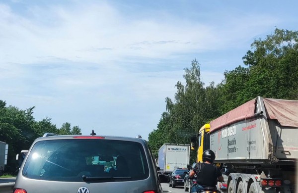 Karmėlavoje po sunkvežimiu palindo kitas sunkvežimis, spūstis susidarė ir Jonavoje