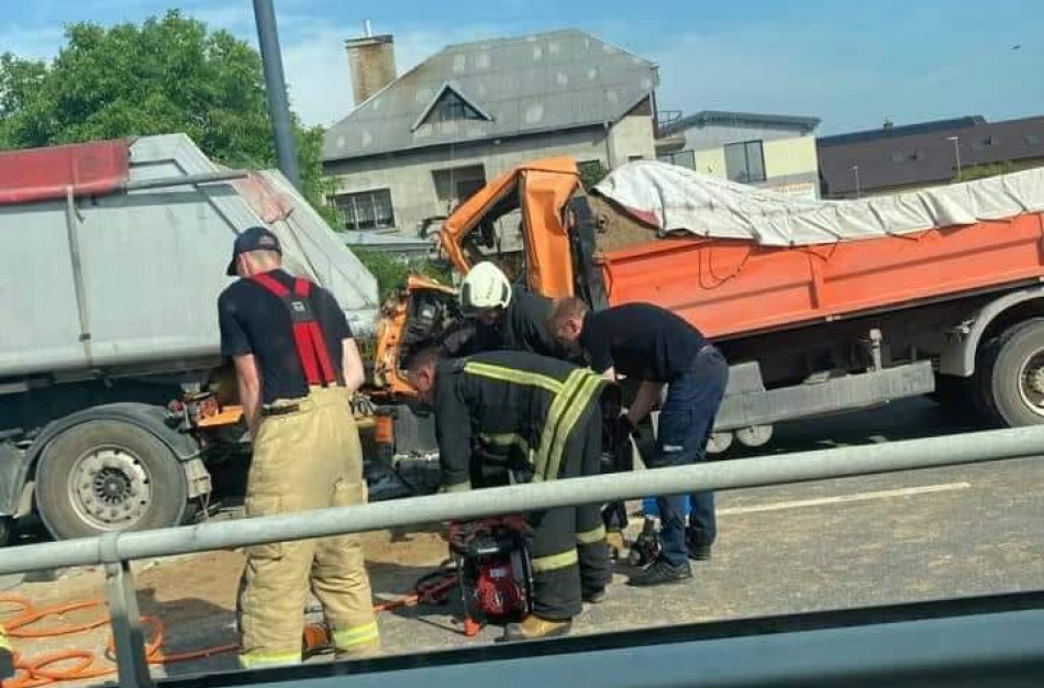 Karmėlavoje po sunkvežimiu palindo kitas sunkvežimis, spūstis susidarė ir Jonavoje