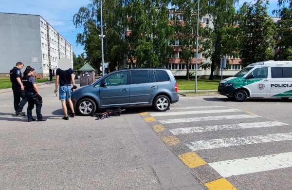 Pėsčiųjų perėjoje partrenktas mažametis dviratininkas