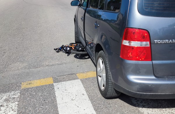 Pėsčiųjų perėjoje partrenktas mažametis dviratininkas