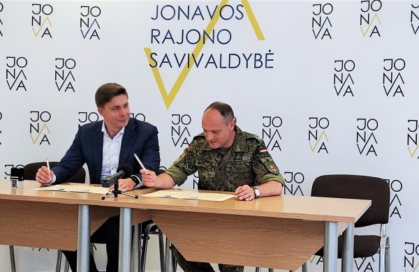 Pasirašyta Jonavos ir NATO priešakinės kovinės grupės bendrystės sutartis