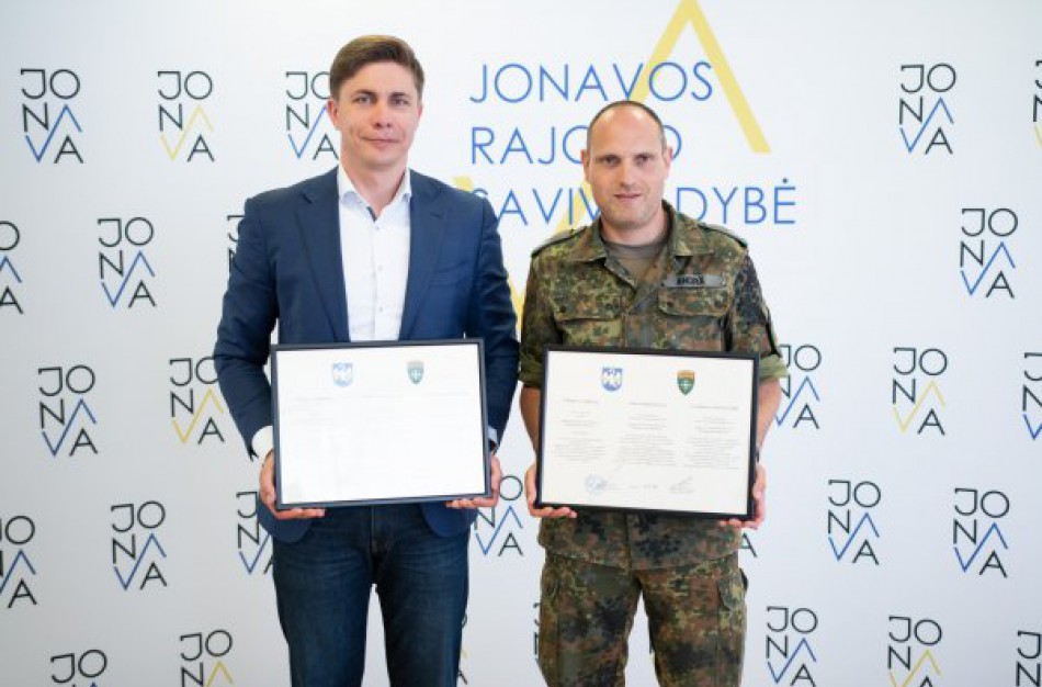 Pasirašyta Jonavos ir NATO priešakinės kovinės grupės bendrystės sutartis