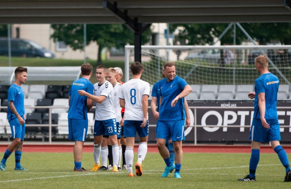 Jonaviečiai žaidė draugiškas rungtynes su NATO karių rinktine
