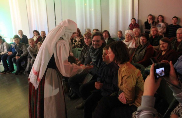 Adventinis vakaras – su burtais ir archajinio folkloro grupe