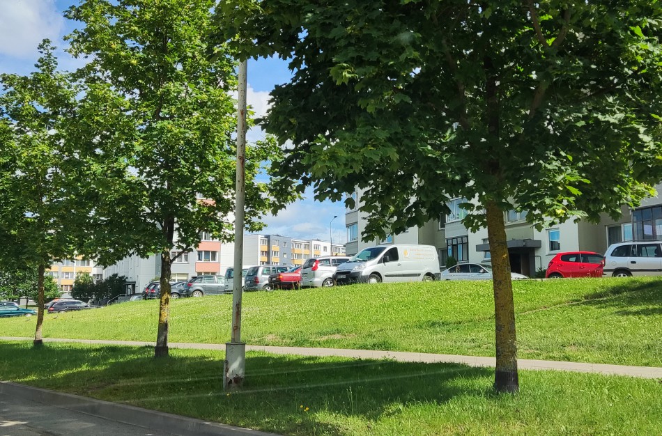 Žemaitės g. gyventoja: Metalus taip renka ar legaliai nupjautos konstrukcijos?