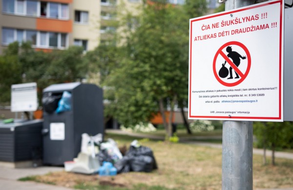 Naktimis miega ne visi: užfiksavo, kaip dvi moteriškės sumanė atsikratyti baldų