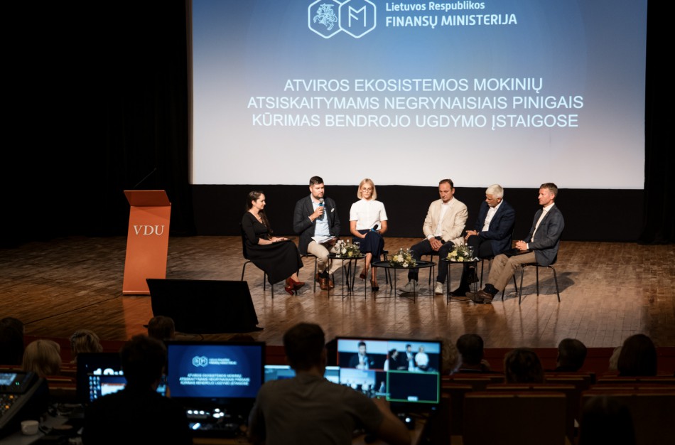 Skaitmeniniai finansai: Finansų ministerija skatins mokinius atsiskaityti negrynaisiais pinigais