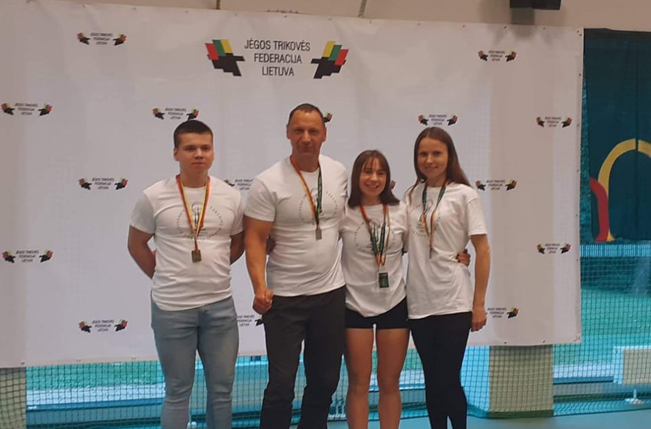 Jonaviečiai pademonstravo puikius rezultatus štangos spaudimo rungtyse