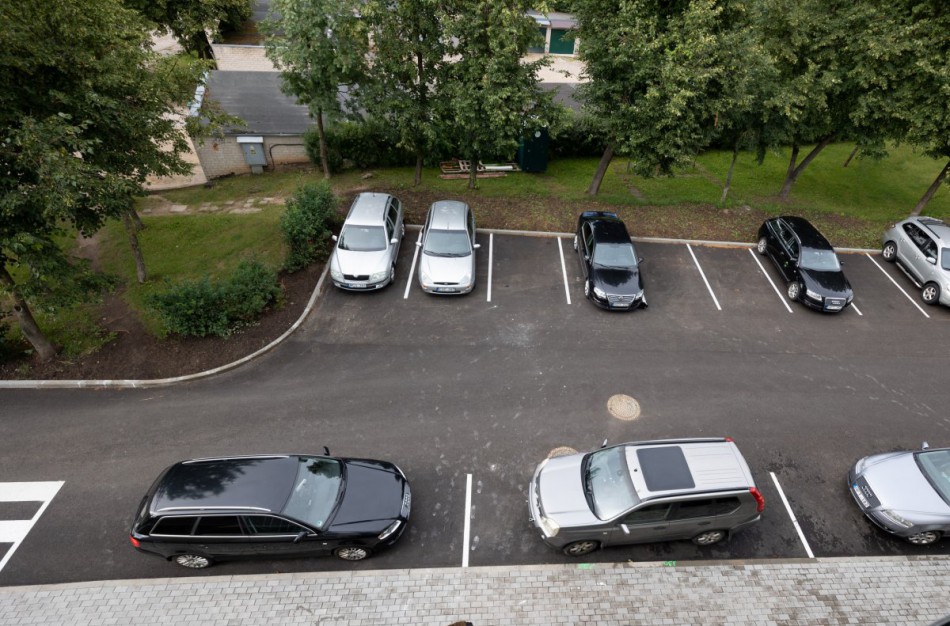 Jonavoje tvarkomi daugiabučių namų kiemai