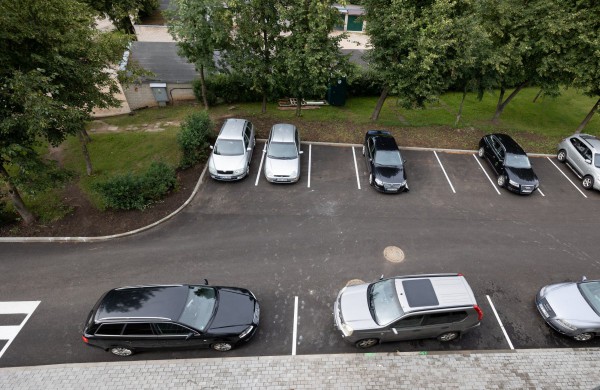 Jonavoje tvarkomi daugiabučių namų kiemai