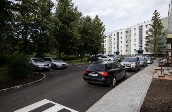 Jonavoje tvarkomi daugiabučių namų kiemai