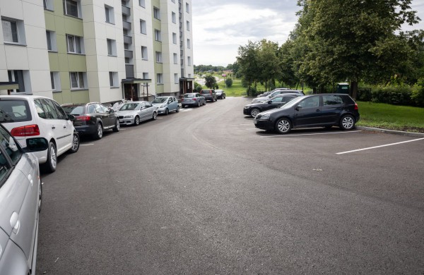 Jonavoje tvarkomi daugiabučių namų kiemai