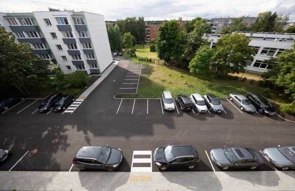 Jonavoje tvarkomi daugiabučių namų kiemai