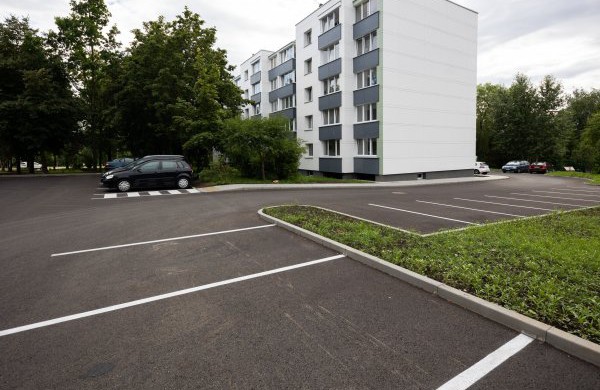 Jonavoje tvarkomi daugiabučių namų kiemai