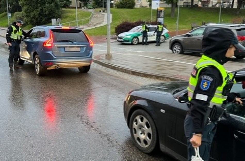 Neblaivus vairuotojas sustojo tik užvažiavęs ant šaligatvio