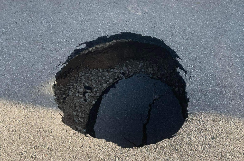 Vairuotojai perspėja: Panerių gatvėje atsivėrė duobė