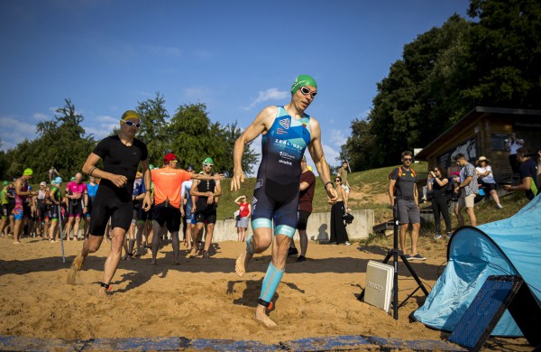 Atkakliame ir karštame Jonavos triatlone triumfavo G. Pajėda ir profesionalė iš Belgijos