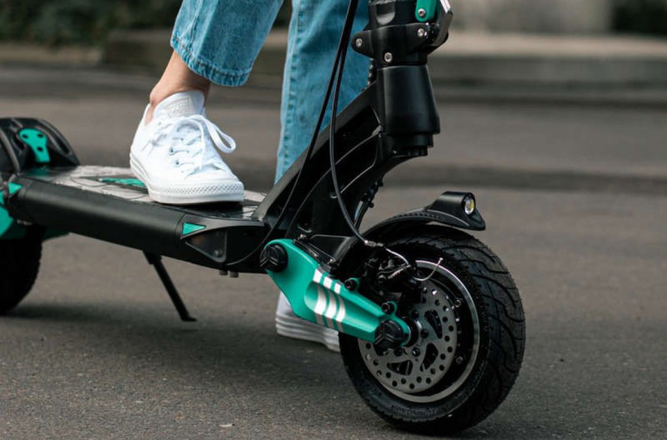 Jonavos policijos bendruomenės pareigūnai ragina paspirtukų vairuotojus nepamiršti taisyklių