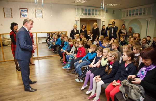 Mokyklose ir Ruklos pabėgėlių priėmimo centre lankėsi Susisiekimo ministras R.Sinkevičius