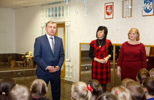 Mokyklose ir Ruklos pabėgėlių priėmimo centre lankėsi Susisiekimo ministras R.Sinkevičius