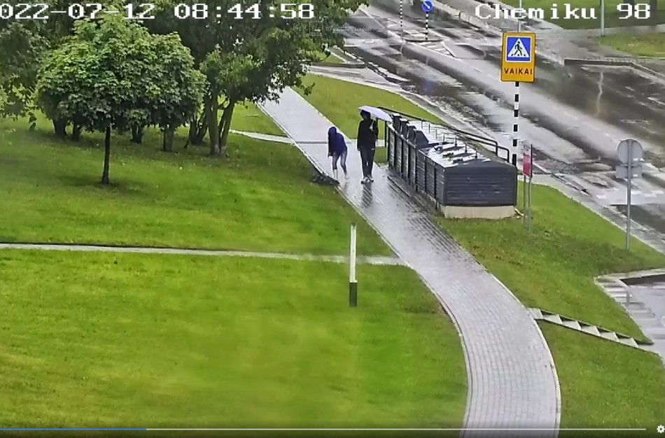 Užfiksavo kuriozišką vaizdelį: staigą sulūžus skėčiui, nepasivargino jo įmesti į šalia buvusį konteinerį