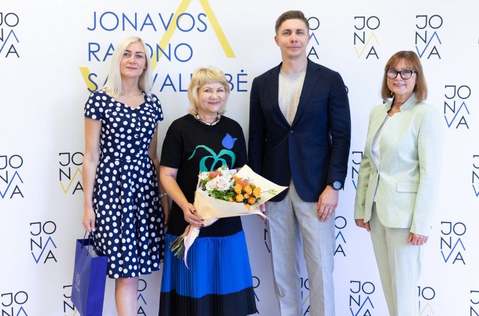 Rajono vadovai pasveikino Jonavos globos namų direktorę