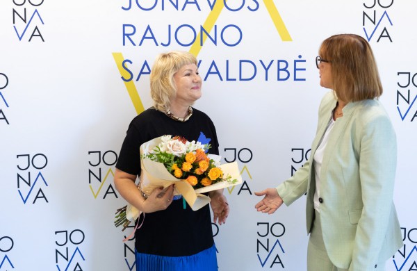 Rajono vadovai pasveikino Jonavos globos namų direktorę