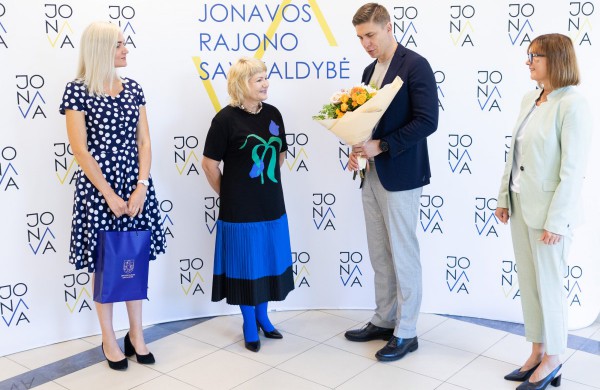 Rajono vadovai pasveikino Jonavos globos namų direktorę