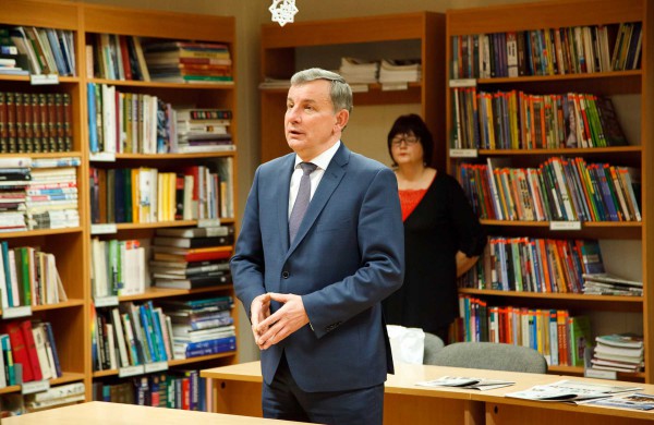 Mokyklose ir Ruklos pabėgėlių priėmimo centre lankėsi Susisiekimo ministras R.Sinkevičius