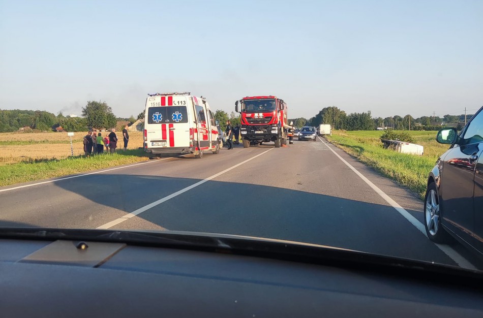 Kelyje Jonava - Kėdainiai susidūrė trys automobiliai: žuvo moteris, du vairuotojai sužeisti