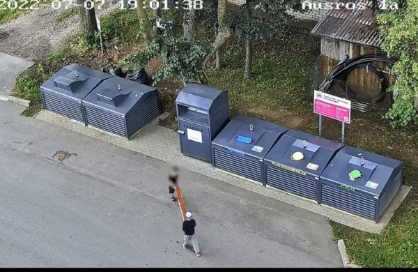 Toliau fiksuoja pažeidėjus: atsikratant šiukšlių ,,įdarbino" ir vaikus?