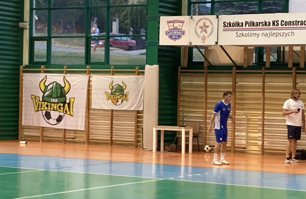 Jonavos „Vikingai“ Lenkijoje salės futbolo turnyre „Copernicus Cup“ iškovojo sidabro medalius