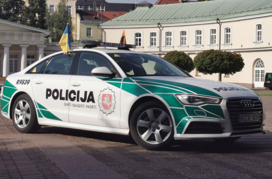 Policijos automobiliai šiandien papuošti Lietuvos ir Ukrainos vėliavėlėmis