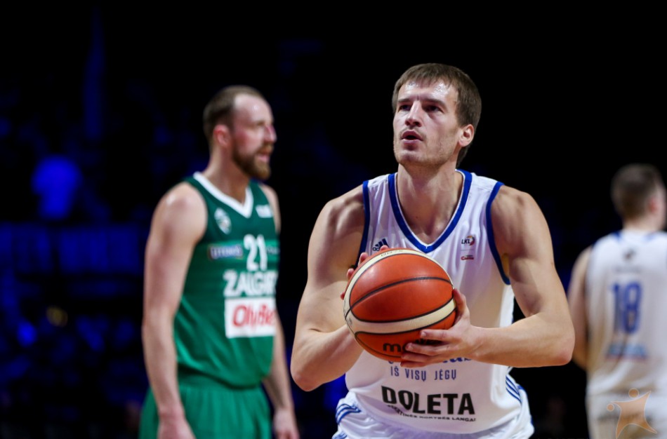 Artūras Valeika grįžta rungtyniauti pas puikiai pažįstamą Virginijų Šeškų