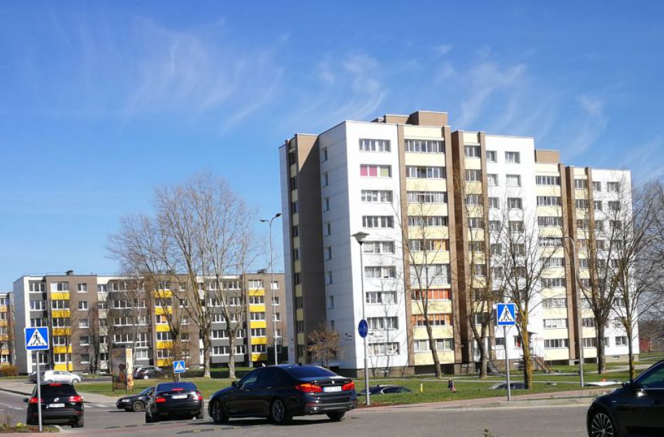 Neblaivių sugyventinių konflikto metu moteris išmetė vyriškio daiktus per langą