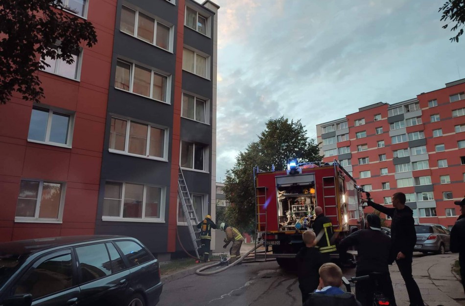 Savaitgalio gaisrai: balkone sudegė augintinis, vyras apdegė rankas