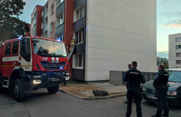 Savaitgalio gaisrai: balkone sudegė augintinis, vyras apdegė rankas